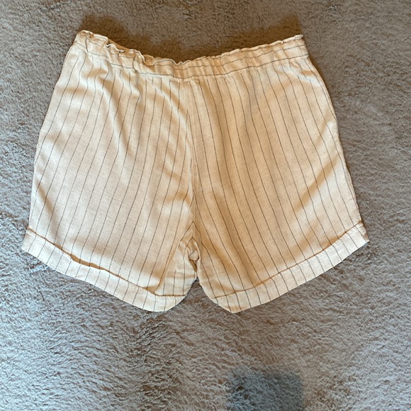 Woman’s size 16/XL shorts. Cream with black stripe. 6” inseam. Loose fit. - Picture 4 of 4